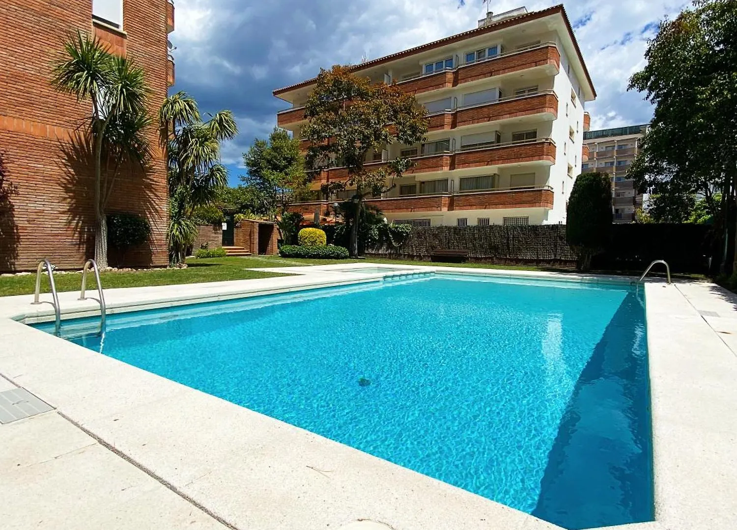 Apartamento Con Piscina En La Playa De Fenals Lloret de Mar España