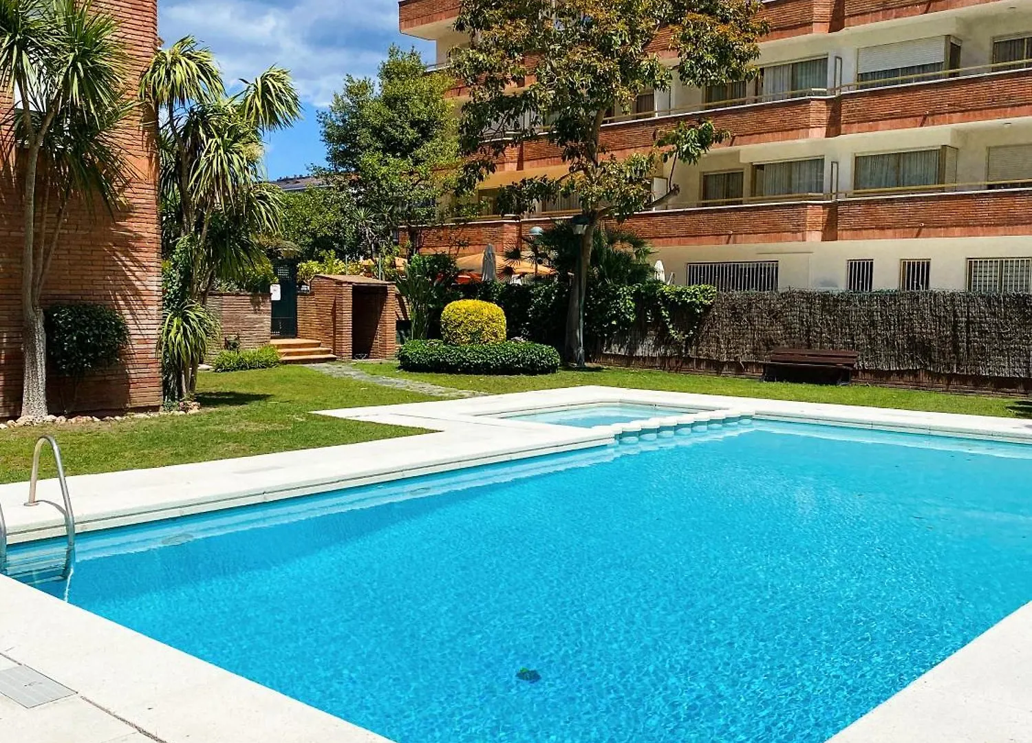 Apartamento Con Piscina En La Playa De Fenals 滨海略雷特